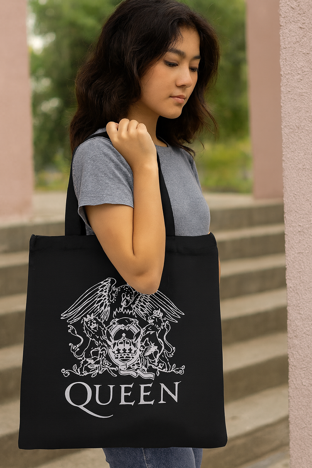 Queen to a ‘T’ | Tote